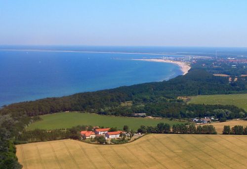 Ostseeland - Blick über das Hotel die Bucht nach Warnemünde